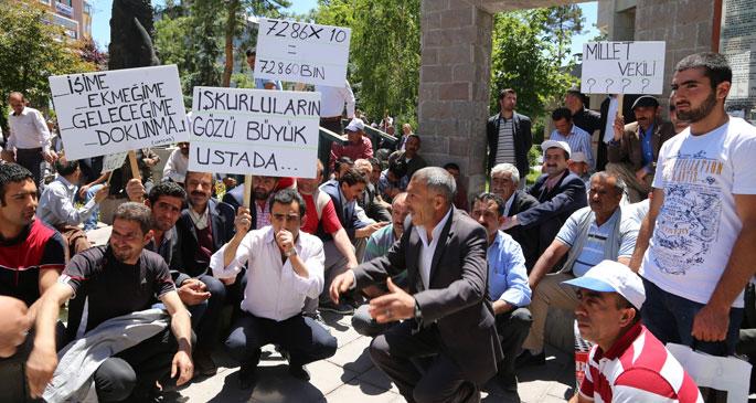 İşten çıkarılan depremzede işçiler oturma eylemine geçti