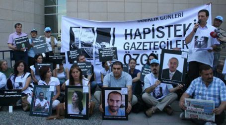 Sıfıraltı’da konu tutuklu gazeteciler