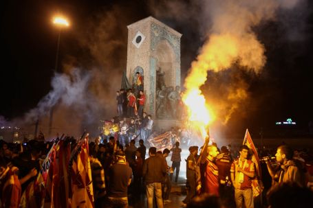 1 Mayıs, sol ve şampiyonluk kutlayan taraftarlar