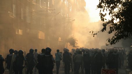 Irkçı saldırılara karşı yürüyüşe polis müdahalesi