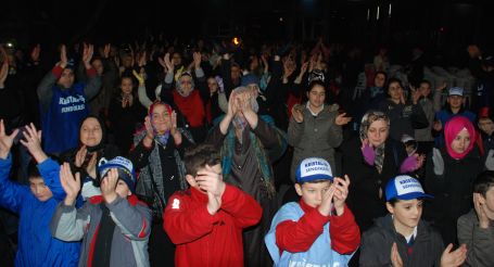 Cam işçileri 2013'e aileleriyle fabrikada girdi