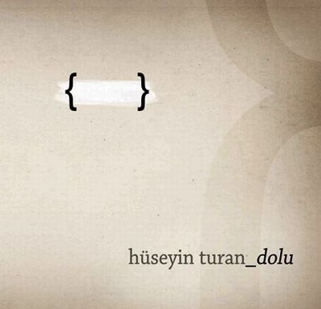 Dışı da içi gibi boş olmayan  bir dünyadan süzülen ‘Dolu’