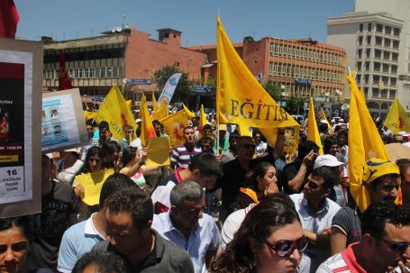 Bölge'den Taksim’e grevli selam!