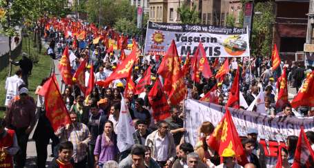 Coşkulu, genç, talepli ve renkli 1 Mayıs