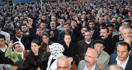 Vanlılar polis saldırısına uğrayan başkanlarına sahip çıktı