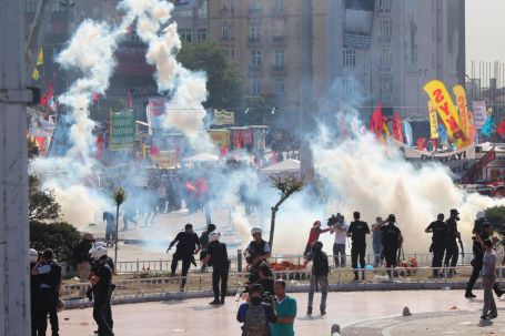 Polis, Taksim'de terör estiriyor