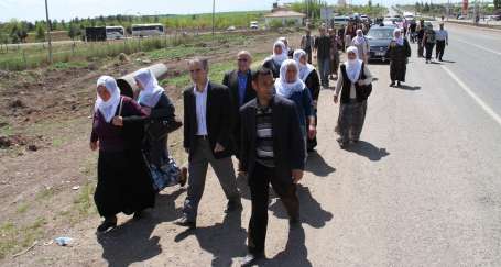 Canlı kalkanların yürüyüşü engellere rağmen sürüyor