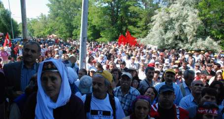 Binler Madımak'a yürümek için toplandı