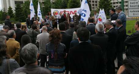 Bakanlık önünde sürgün protestosu