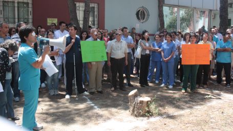 Sağlık emekçilerinden ağaç kıyımına protesto