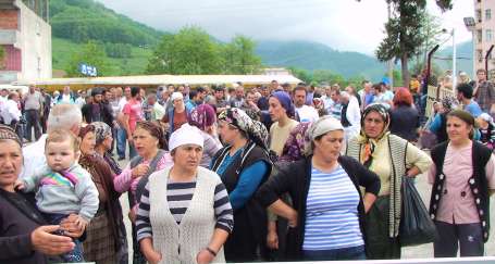 Kemalpaşa yaş çay üreticileri isyanda