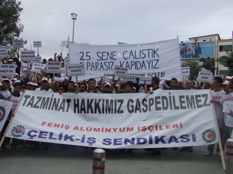 Feniş işçileri AKP binasına yürüdü