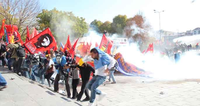 Adliye önünde polis saldırısı