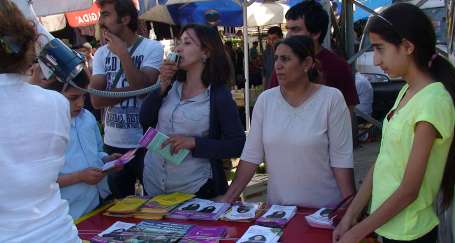 Kadınlar, kadın adayları için koşturuyor