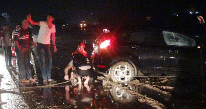 Antakya-İskenderun karayolu balçıktan kapandı