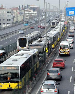 Arızalanan metrobüs yoğunluğa neden oldu