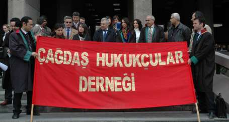 Avukatlar özgürlük ve bağımsızlık istedi