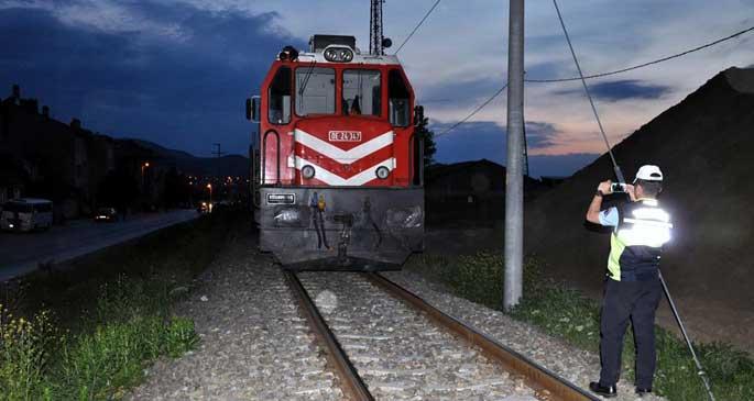 Bariyer olmayan geçitte yük treni otomobile çarptı