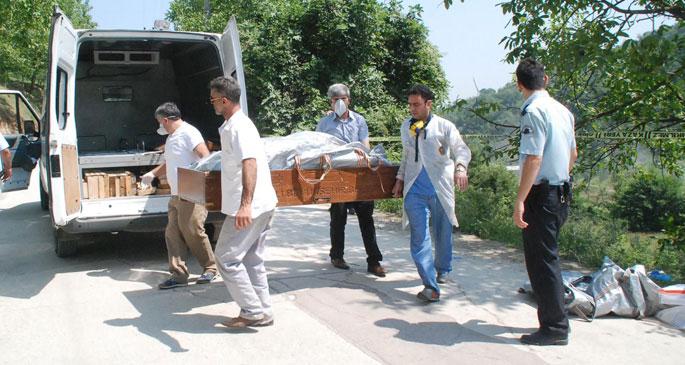 Başı taşla ezilen kadının cesedi yol kenarına atıldı