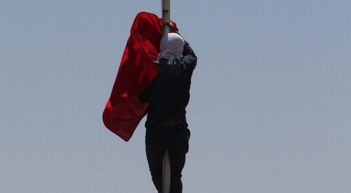 Bayrak indirme olayıyla ilgili 1 kişi tutuklandı