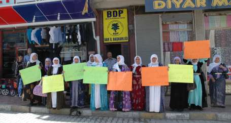 Barış Anneleri'nin 'Canlı Kalkan Yürüyüşü' başladı