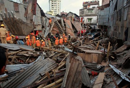 Bangladeş'te ölü sayısı 900'e dayandı