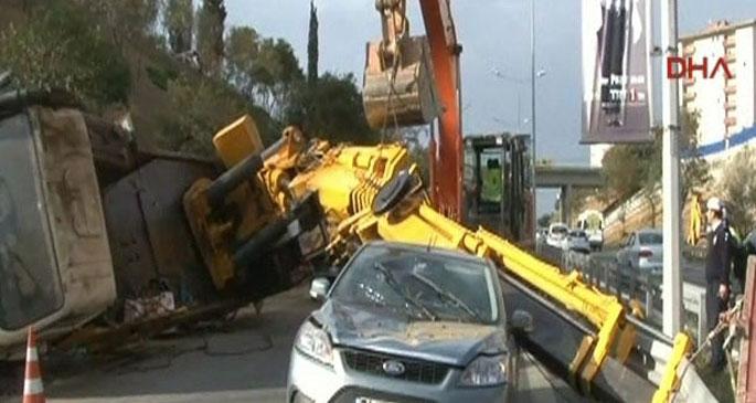 Boğaziçi Köprüsü yönünde vinç devrildi, yol kapandı