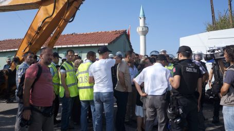 Belediye yıkıyor polis koruyor!