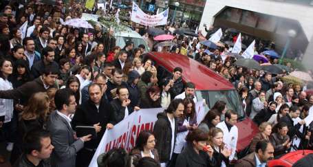 İzmir'de sağlıkçıların grevine yüzde yüz katılım