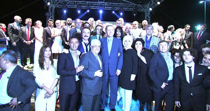 Erdoğan ve ünlülerin iftar pozu