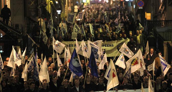 Eylem yapan polisler, polis barikatını aştı