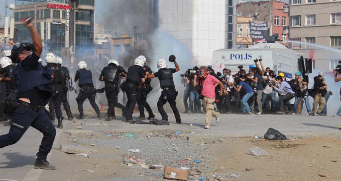 \'Gazetecilere yönelik polis şiddetini cezasızlık körüklüyor\' 