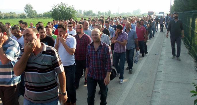 Greve hazırlanan Şişecam işçilerinden uyarı yürüyüşü