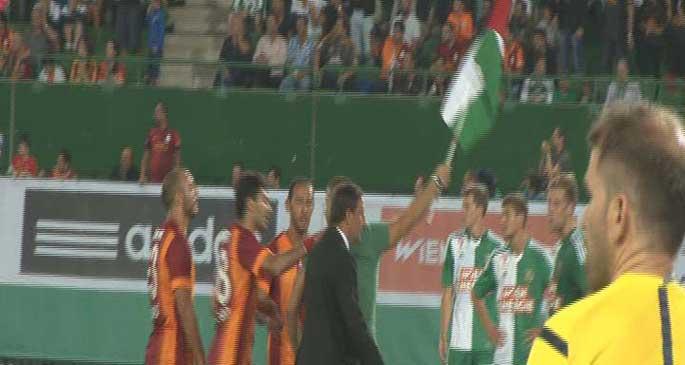 GS-Wien maçında sahada Filistin bayrakları açıldı