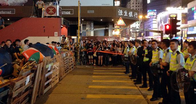 Hong Kong’da hükümet yanlıları eylemcilere saldırdı