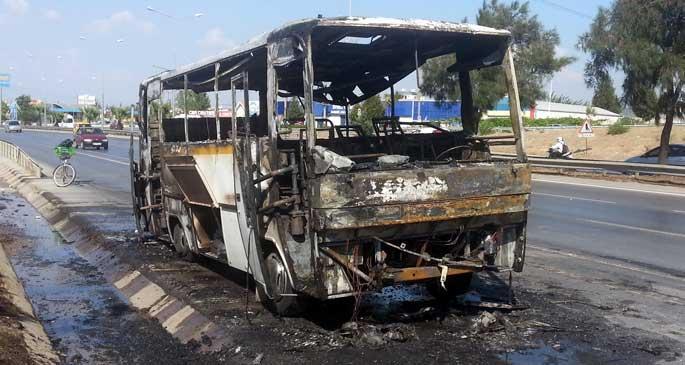 İşçi servisi yandı, 15 işçi ölümden döndü