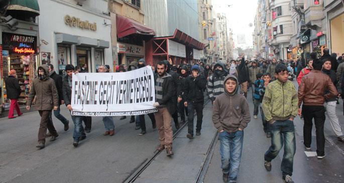 İstiklal\'de öğrencilere polis müdahalesi 