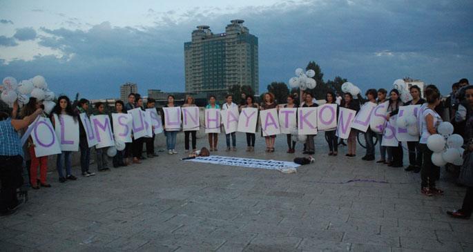 Kadınlar Adana’da barış zinciri oluşturdu