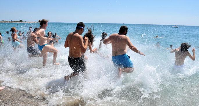 Kadınlar Plajı\'nı, kadınlı- erkekli denize girerek protesto ettiler