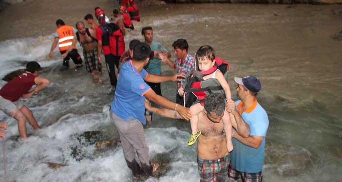 Saklıkent Kanyonunu su bastı: 2 kişi öldü