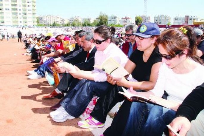 Kitap okumayanlarda İnternet bağımlılığı riski daha fazla