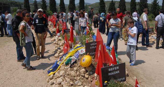 Madenci çocukları, babalar gününde mezara akın etti