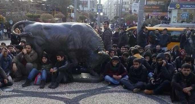 Marmara Üniversitesi öğrencileri saldırıları protesto etti