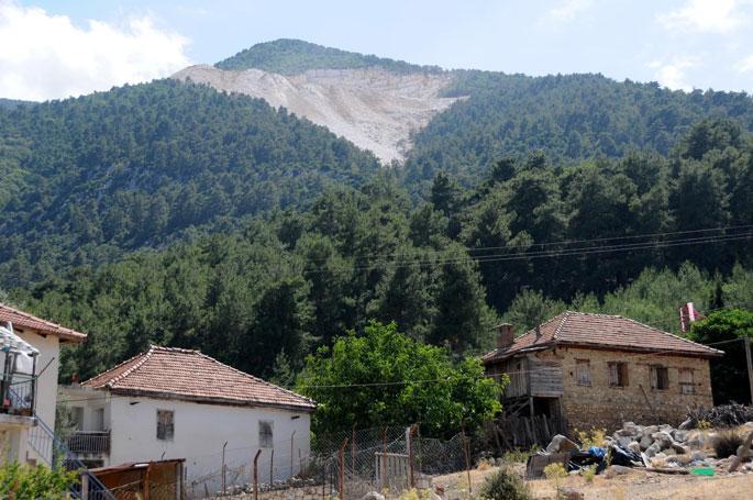 Mermer ocağından köye kaya düştü