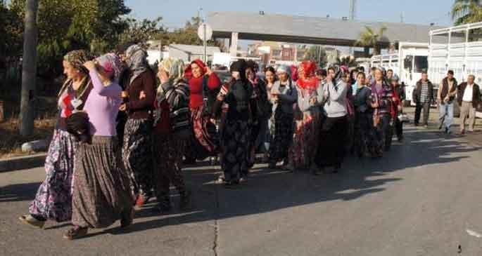 Mersin Hali\'nde kadın işçilerin ücret eylemi sürüyor