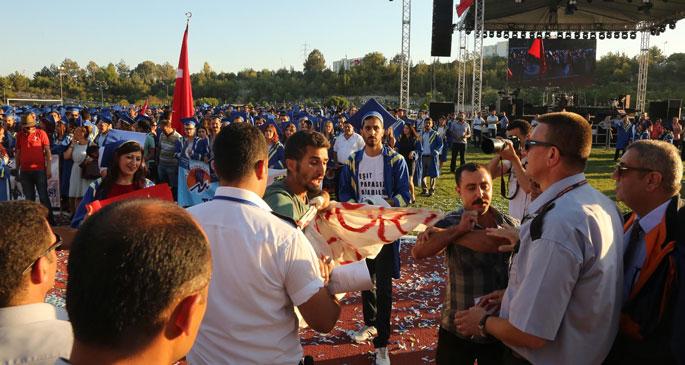 Mezuniyet töreninde pankart açan öğrencilere özel güvenlik saldırısı