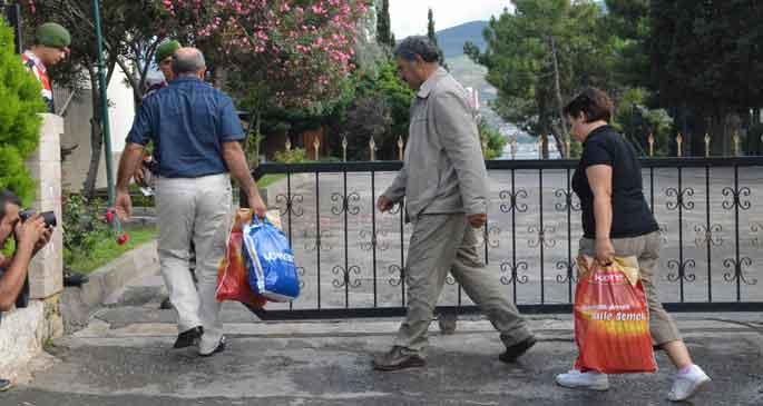 Öcalan\'ın ailesi İmralı\'ya hareket etti