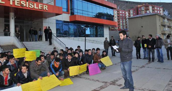 Öğrenciler, yemek zammını protesto etti