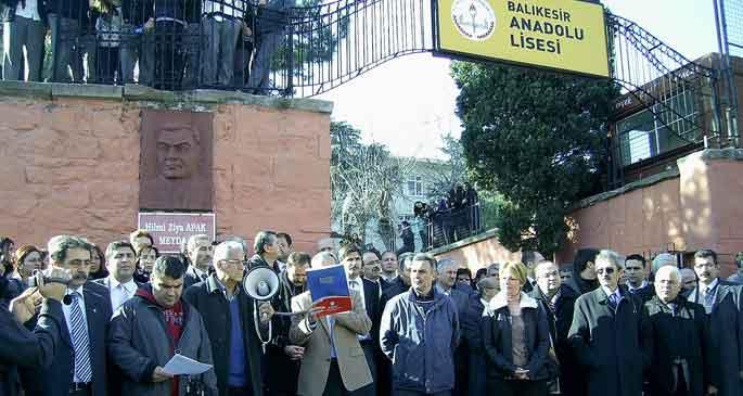 Öğretmene saldırıya tepki gösterildi