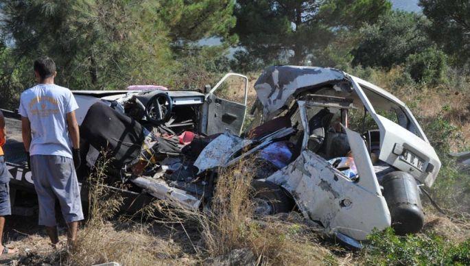 Otel çalışanlarını taşıyan servis, otomobille çarpıştı: 3 ölü 10 yaralı